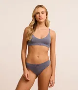 Kit de dos bombachas bikini de poliamida texturizada, corte hilo dental y acabado seamless.