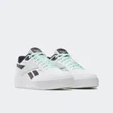 Championes Reebok ATR Chill unisex, blancos con detalles en negro y celeste. Confeccionados en cuero, con suela de goma y plataforma.
