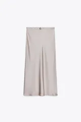 Falda midi de tiro alto confeccionada en tejido satinado color gris topo. Cintura con cinturón a tono ajustable con hebilla metálica.