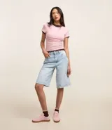 Blusa color beige de viscosa con elastano, de manga corta, cuello redondo, textura acanalada y bajo ondulado.