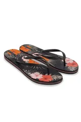 Ojotas negras de goma con estampado de flores rojas y rosadas, y plataforma baja.