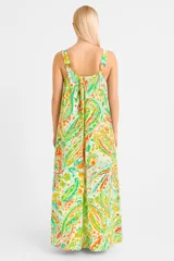 Vestido largo con estampado paisley en tonos naranja, amarillo y verde.