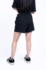 Short de tela color crema con cintura elastizada y cordón ajustable.