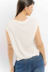 Remera color crudo con escote en V y mangas cortas.