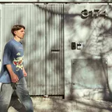 Camiseta oversize azul de alto gramaje (240 grs) con estampado serigráfico frontal bicolor en amarillo claro y bordó.