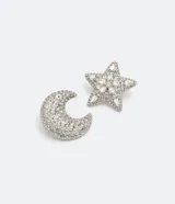 Par de aros asimétricos con forma de luna y estrella, con strass plateado.