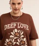 Remera marrón de algodón con cuello redondo y mangas cortas. Estampa frontal con la frase "Deep Love" y flores.