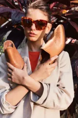 Mules de cuero color crema con punta fina y bordado estilo western en el empeine.