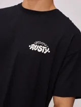 Remera negra de algodón con estampado del logo de la marca Rusty en el frente.