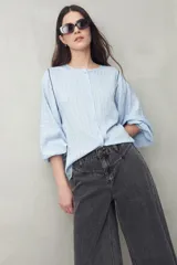 Pantalón culotte de denim color gris oscuro, tiro medio y silueta amplia, con largo por encima del tobillo.