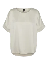 Blusa color crema de corte holgado, con cuello redondo y mangas cortas con dobladillo.