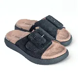 Sandalias negras con plataforma, tira ancha sobre el empeine con hebilla decorativa y plantilla color camel.