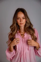 Camisa celeste con volados en cuello y en la parte delantera, con cordones.