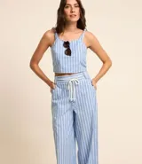 Pantalón wide leg de cintura alta confeccionado en tricolina rayada con trabillas y lazo en la cintura.