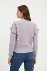 Sweater de poliamida color natural, con cuello redondo a la base, volados en los hombros y corte al cuerpo.