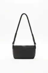 Cartera bandolera de cuero vacuno color negro, con correa trenzada y solapa con diseño calado y tachas. Incluye pañuelo estampado atado al asa.