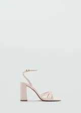 Sandalias color beige con tiras finas, cierre de tira con hebilla y tacón bloque de 8 cm.