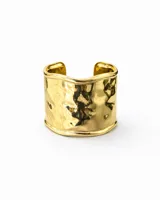 Pulsera rígida tipo brazalete ancho, color dorado, con acabado martillado o texturizado brillante.