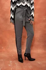 Pantalón de vestir negro con cintura elástica en la parte trasera y franja lateral de lentejuelas negras.