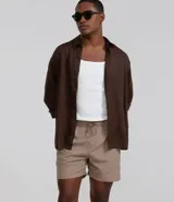 Bermuda de baño masculina confeccionada en tejido ana ruga texturizado, con lazo en la cintura, bolsillos laterales y un bolsillo trasero.