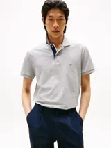 Chomba gris de algodón regenerativo, corte regular, con cuello tipo chomba a contraste en azul y blanco, billetera de dos botones a contraste y logo de Tommy Hilfiger bordado en el pecho.