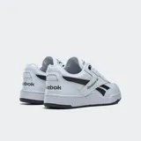 Championes urbanos Reebok modelo BB 4000 II, color blanco con detalles en negro.
