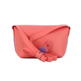 Bandolera negra de cuero sintético con correa corta al hombro y logo dorado en la parte inferior.