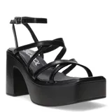 Sandalias de fiesta negras con plataforma y taco ancho. Presentan múltiples tiras finas cruzadas sobre el empeine y tobillo con hebilla ajustable.