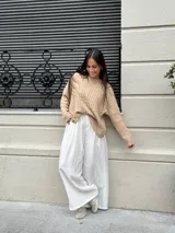 Pantalón sastrero negro de corte palazzo, con botón, pasacinto y pretina trasera con elástico.