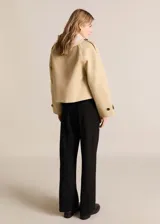 Pantalón negro de vestir, de corte recto y tiro medio.