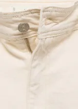 Pantalón de jean color crudo, corte culotte, tiro alto, con cierre de cremallera y botón, trabillas, bolsillos traseros, bajo deshilachado y tejido elástico.