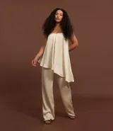 Pantalón recto color beige, confeccionado en crepé texturizado con cintura elástica y corte suelto.