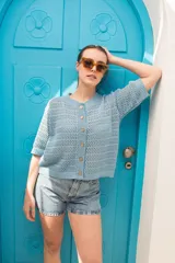 Saco tejido calado color celeste con mangas al codo y botones de coco.