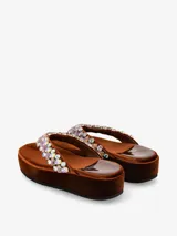 Sandalias tipo ojotas color marrón con plataforma y apliques de piedras fantasía multicolores en las tiras.