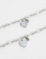 Set de dos pulseras plateadas con eslabones y dije de corazón de piedra lunar con la inscripción "BFF".