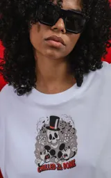 Sudadera sin mangas de calce oversize, color blanco, confeccionada en algodón premium. Presenta un estampado frontal con una calavera con sombrero de copa y dos personajes estilo Mickey Mouse, con el texto "CHILLED & BONE".