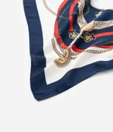 Pañuelo cuadrado de satén con estampado de cadenas, cinturones y detalles dorados.
