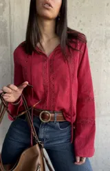 Blusa roja de manga larga con escote en V con cordones y detalles de encaje.