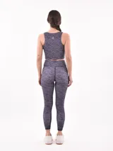 Calza de entrenamiento con estampado en tonos lilas, rosas y azules, ajuste ceñido al cuerpo.
