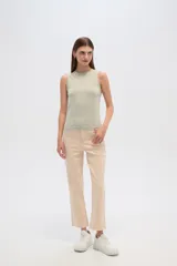 Musculosa ajustada al cuerpo, sin mangas y con cuello redondo.