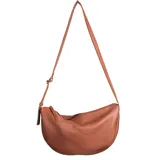 Cartera bandolera de cuero graneado color marrón, con correa ajustable que rodea toda la cartera. Tiene forma de media luna con bordes redondeados y logo Loria Studio grabado en el frente. Interior forrado en algodón.