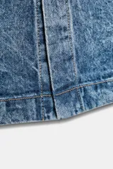 Falda midi de denim, tiro medio, color azul claro con efecto lavado (acid wash). Diseño recto con abertura frontal y cierre de cremallera y botón.