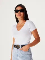 Camiseta rosa de manga corta con cuello en V y corte entallado.