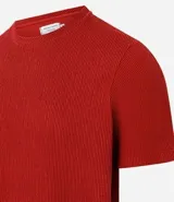 Remera blanca de media malla con cuello redondo, manga corta y textura vertical.