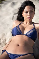 Top de bikini en color azul profundo, con diseño ajustable y detalles de red.