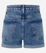 Short de jean azul oscuro, corte hot pants, tiro alto, con bolsillos delanteros y traseros, cierre con botón y cremallera, trabillas en la cintura y ruedo desflecado con dobladillo.