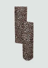 Calcetines largos con estampado de leopardo en tonos marrones y negros.
