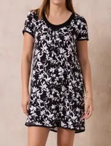 Camisón corto de tejido suave con estampado floral en tonos celeste y azul. Tiene mangas cortas, escote redondo con ribete gris y detalle plisado en el delantero.