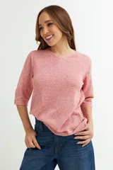 Sweater color salmón de tejido de punto, con escote en V y mangas 3/4.