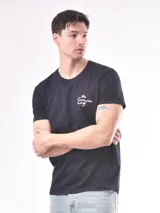 Remera azul oscuro de manga corta con cuello redondo y estampado pequeño en el pecho.